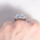 Anello a margherita vintage in oro bianco 8K con acquamarina (5.18ct ca.) e diamanti di taglio brillante e di taglio marquise (2.50ctw ca.), anni ‘70/‘80