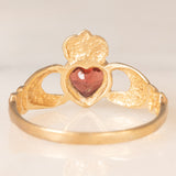 Anello Claddagh in oro giallo 9K e granato di taglio a cuore (0.45ct ca.), anno 1990