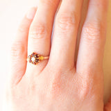 Anello a fiore vintage in oro giallo 9K con opale (0.05ct ca.) e granati (0.36ctw ca.), anno 1975