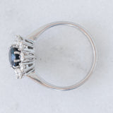 Anello a margherita vintage in oro bianco 18K con zaffiro (1.90ct ca.) e diamanti di taglio brillante (0.75ctw ca.), anni ‘70