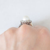 Anello a margherita vintage in oro bianco 18K con perla bianca e diamanti di taglio brillante (0.48ctw ca), anni ‘60