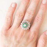 Anello vintage a fiore in oro bianco 18K con smeraldi (0.40ctw ca.) e diamanti di taglio brillante (1.20ctw ca.), anni ‘60/‘70