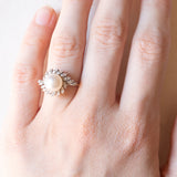 Anello a margherita vintage in oro bianco 18K con perla bianca e diamanti (0.18ctw ca.), anni ‘70