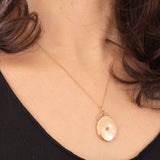 Ciondolo portafoto antico con lamina in oro giallo 9K su metallo e con diamante, anni ‘10/‘20