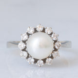 Anello a margherita vintage in oro bianco 18K con perla bianca e diamanti di taglio brillante (0.48ctw ca), anni ‘60
