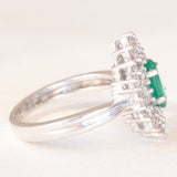 Anello ballerina in oro bianco 18K con smeraldo (0.70ct ca.) e diamanti di taglio brillante e di taglio baguette (0.82ctw ca.), anni ‘60/‘70