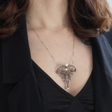 Collana con pendente/spilla Art Nouveau in oro giallo 18K e argento con diamanti di taglio rosetta (0.50ctw ca.), rubini e perle bianche, anni ‘10/‘20