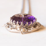 Collana con catenina in oro bianco 14K e con ciondolo in argento con inserto a forma di ibisco cinese e con ametista (14ct ca.) e perline bianche