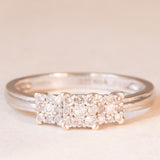 Anello “trilogy” in oro bianco 9K con diamanti (0.25ctw ca.), anni ‘80/‘90