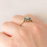 Anello a fiore vintage in oro giallo 9K con smeraldi (0.36ctw ca.) e diamante (0.01ct ca.), anni ‘70/‘80
