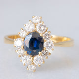 Anello a margherita navette in oro giallo 18K con zaffiro (1ct ca.) e diamanti di taglio brillante (0.75ctw ca.), anni ‘60/‘70