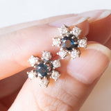 Orecchini a margherita vintage in oro bianco 14K con zaffiri (0.80ctw ca.) e diamanti di taglio brillante (0.72ctw ca.), anni ‘70