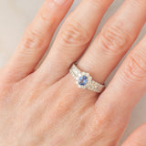 Anello a fascia con margherita in platino con zaffiro (0.44ct) e diamanti (0.67ctw), anni ‘80/‘90