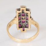 Anello vintage in stile Art Déco in oro giallo e bianco 18K con rubini di taglio carré (1ctw ca.) e diamanti (0.20ctw ca.), anni ‘50