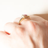 Anello vintage in oro giallo 18K con rubino (0.30ct ca.) e diamanti di taglio carré (0.42ctw ca.), anni ‘80