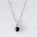 Collier vintage con ciondolo a margherita in oro bianco 14K con zaffiro (1.70ct ca.) e diamanti di taglio brillante (1.10ctw ca.), anni ‘70/‘80
