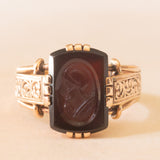 Anello vintage in oro giallo 14K con corniola incisa con profilo di soldato romano, anni ‘50/‘60