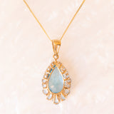 Collana vintage con catenina in oro giallo 9K e con ciondolo in oro giallo 9K con topazi azzurri (6ctw ca.), anni ‘2000