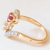 Anello Art Nouveau in oro giallo e bianco 18K con rubino (0.55ct ca.) e diamanti (0.70ctw ca.), fine anni ‘20