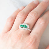 Anello vintage in oro bianco 18K con smeraldi (0.60ctw ca.) e diamanti (1ctw ca.), anni ‘70/‘80