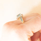Anello vintage in oro giallo 9K con topazi azzurri (1.64ctw ca.) e diamanti (0.14ctw ca.), anni ‘80
