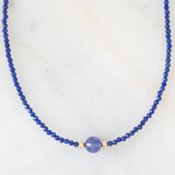 Collana moderna con tanzanite e vetri blu e con chiusura in oro giallo 18K