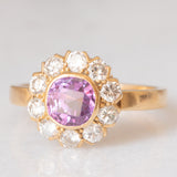 Anello a margherita vintage in oro giallo 18K con zaffiro rosa (1.70ct ca.) e diamanti di taglio brillante (1ctw ca.), anni ‘60/‘70