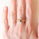 Anello ballerina vintage in oro giallo 18K con rubino di taglio a goccia (0.35ct ca.) e diamanti di taglio brillante e tapered (1ctw ca.), anni ‘70