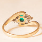 Anello bypass vintage in oro giallo e bianco 9K con pasta di vetro verde e diamanti (0.03ctw ca.), anni ‘80