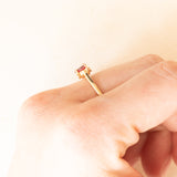 Anello vintage in oro giallo 10K con spinello rosa sintetico (0.30ct ca.) e diamanti