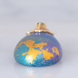 Collana moderna con filo di vetri blu e con pendente in oro giallo 18K con lapislazzuli, smeraldo e diamante