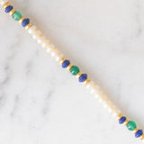 Collana vintage con perle bianche, lapislazzuli, giada verde e con dischi e chiusura in oro giallo 14K, anni ‘70