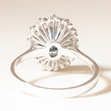 Anello a margherita vintage in oro bianco 14K con zaffiro (1.40ct ca.) e diamanti (0.30ctw ca.), anni ‘60/‘70