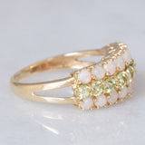 Tripla veretta in oro giallo 14K con peridoti verdi (1ctw ca.) e opali (0.80ctw ca.), anni ‘80