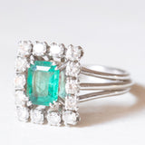 Anello a margherita francese vintage in platino e in oro bianco 18K con smeraldo (0.90ct ca.) e diamanti (0.70ctw ca.), anni ‘50/‘60