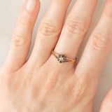 Anello a fiore vintage in oro giallo 9K con zaffiri (0.30ctw ca.) e diamante, anno 1977