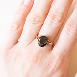 Anello da cocktail vintage in oro giallo 9K con quarzo nero (3ct ca.), anno 2006