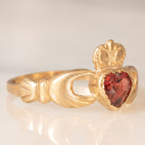 Anello Claddagh in oro giallo 9K e granato di taglio a cuore (0.45ct ca.), anno 1990