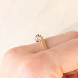 Anello a fiore vintage in oro giallo e bianco 9K con smeraldo (0.08ct ca.) e diamanti (0.06ctw ca.), anni ‘70