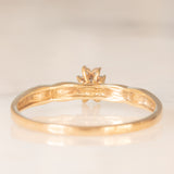 Anello a fascia con fiore centrale in oro giallo 9K con diamanti (0.05ctw ca.), anni ‘70/‘80