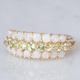 Tripla veretta in oro giallo 14K con peridoti verdi (1ctw ca.) e opali (0.80ctw ca.), anni ‘80