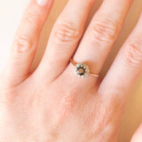 Anello a margherita vintage in oro giallo 9K con zaffiro (0.70ct ca.) e diamanti (0.05ctw ca.), anni '70