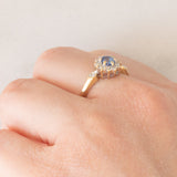 Anello a margherita vintage in oro giallo 9K con zaffiro (0.35ct ca.) e diamanti (0.14ctw ca.), anni ‘80