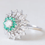 Anello vintage a fiore in oro bianco 18K con smeraldi (0.40ctw ca.) e diamanti di taglio brillante (1.20ctw ca.), anni ‘60/‘70