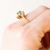 Anello a margherita vintage in oro giallo 14K con smeraldo (0.35ct ca.) e diamanti (0.50ctw ca.), anni ‘70