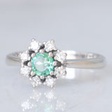 Anello a margherita vintage in oro bianco 14K con tormalina verde (0.35ct ca.) e diamanti (0.24ctw ca.), anni ‘80