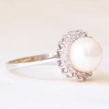 Anello a margherita vintage in oro bianco 14K con perla bianca e diamanti (0.36ctw ca.), anni ‘60