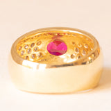 Anello a fascia vintage in oro giallo 18K con rubino (1.40ct ca.) e diamanti di taglio brillante (1ct ca.), anni ‘70/‘80