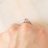 Anello a margherita in oro bianco 9K con tanzanite (0.30ct ca.) e diamanti (0.15ctw ca.), anni ‘90