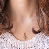 Collana vintage con catenina in oro giallo 9K con ciondolo a forma di croce in oro giallo 9K con apatiti (0.40ctw ca.) e diamanti